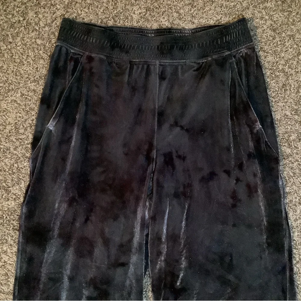 Lululemon athletica velour wide leg pants, gray w/multicolored design, size: 8 - Picture 2 of 12